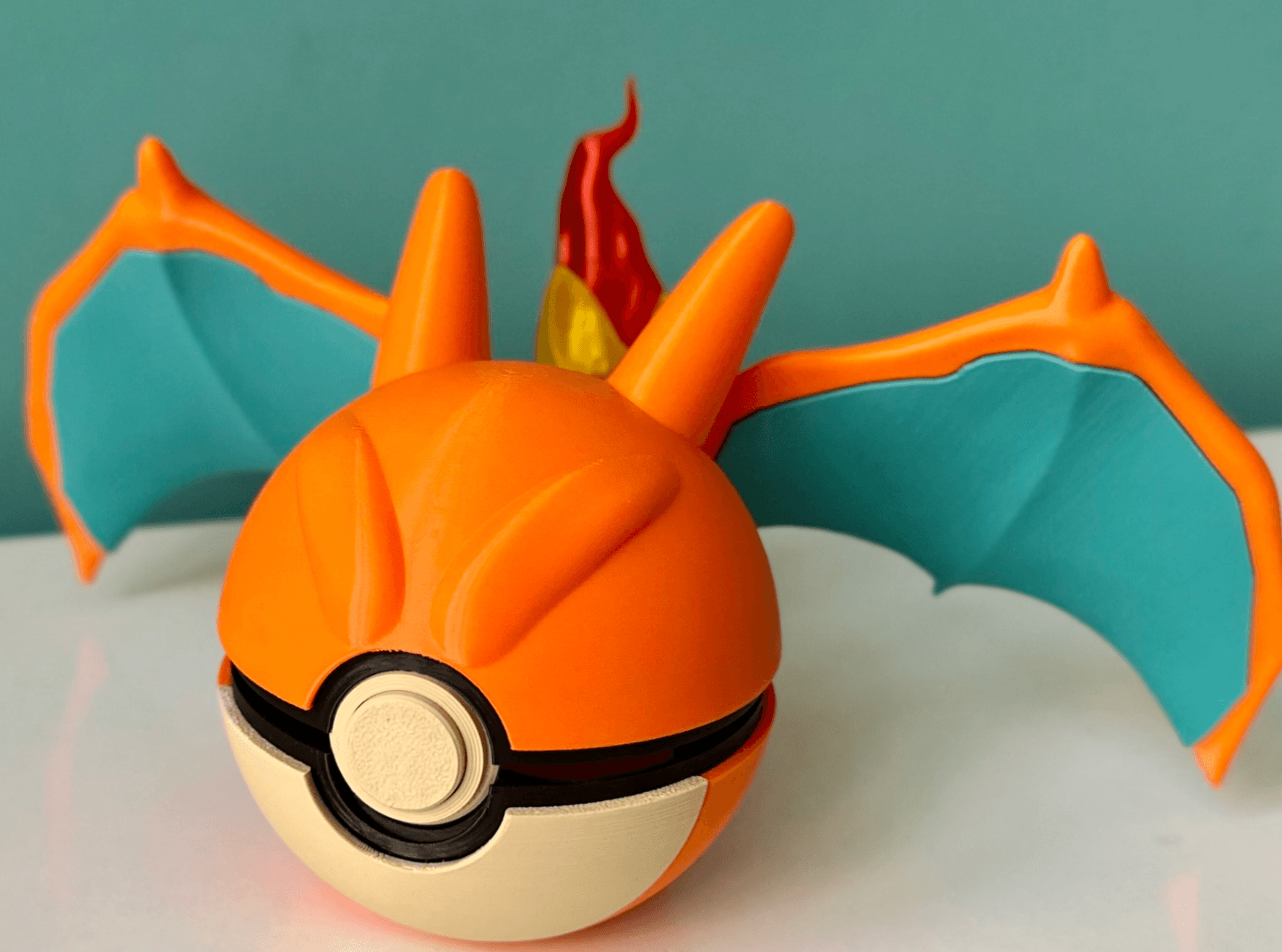 Charizard Pokéball Openable